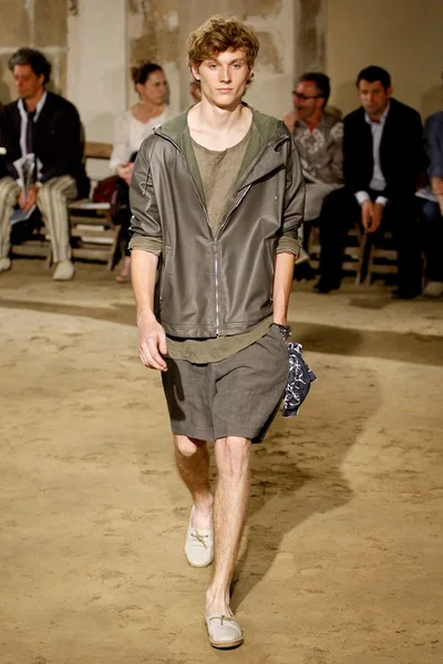 Look 19